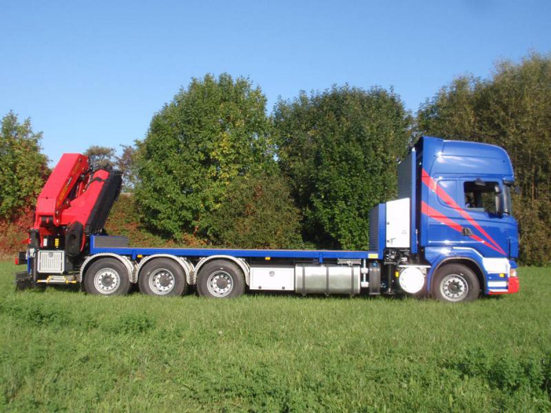 Plateau surbaissé renforcé pour grue 60T/m en PAF, avec aménagement sur mesure